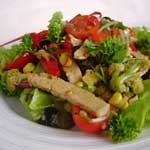 Салат зі смаженою свининою і брокколі з овочами